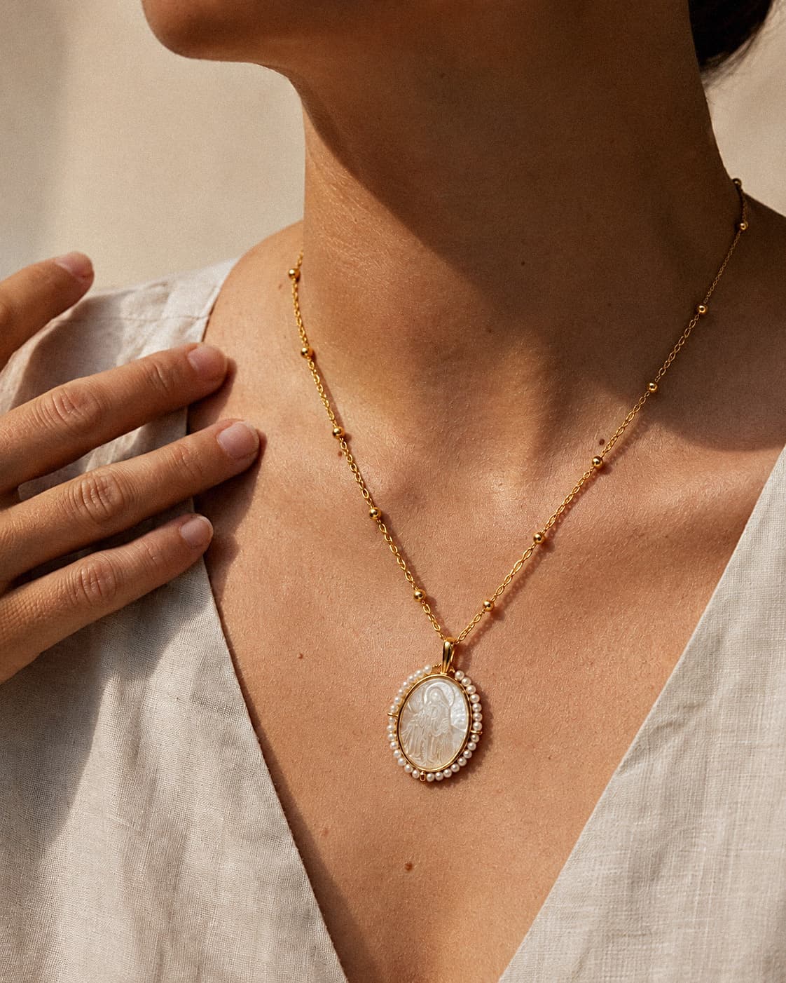 El collar Serena con el dije Paz, sobre la piel